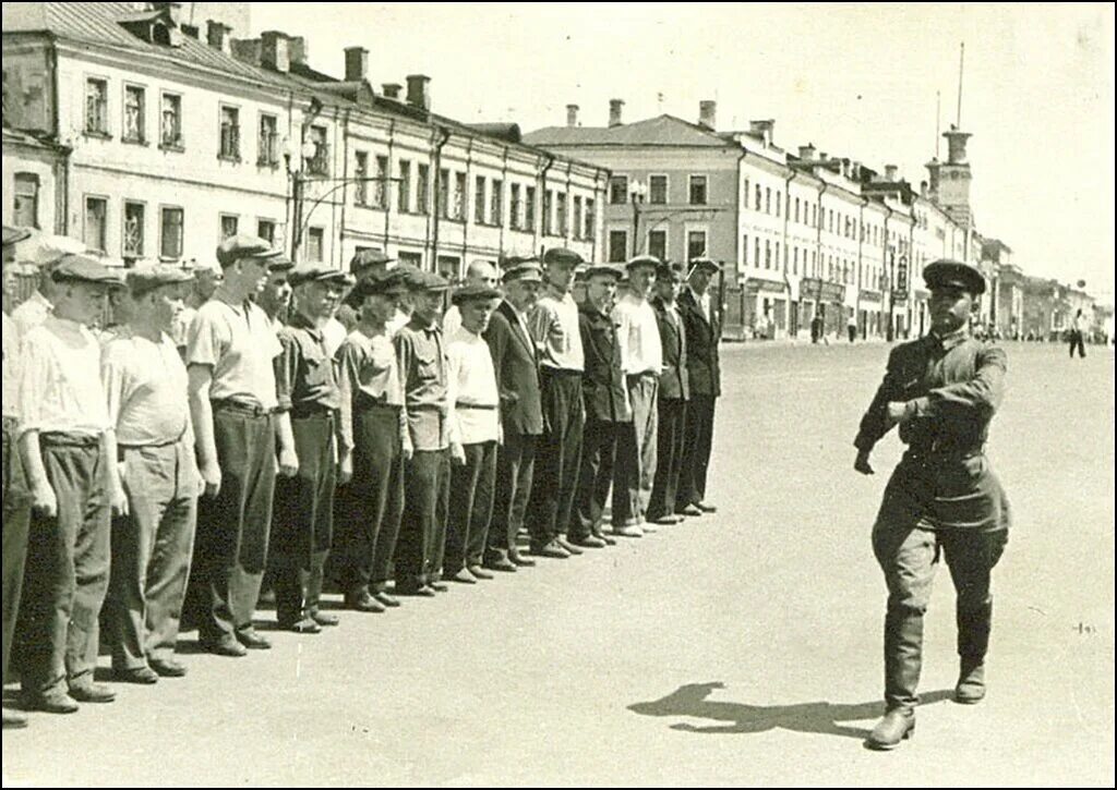 Добровольцы 1941. Добровольцы на войну. Призыв 1945 года. Новобранцы 1941-1945. Добровольцы записываются на фронт 1941.