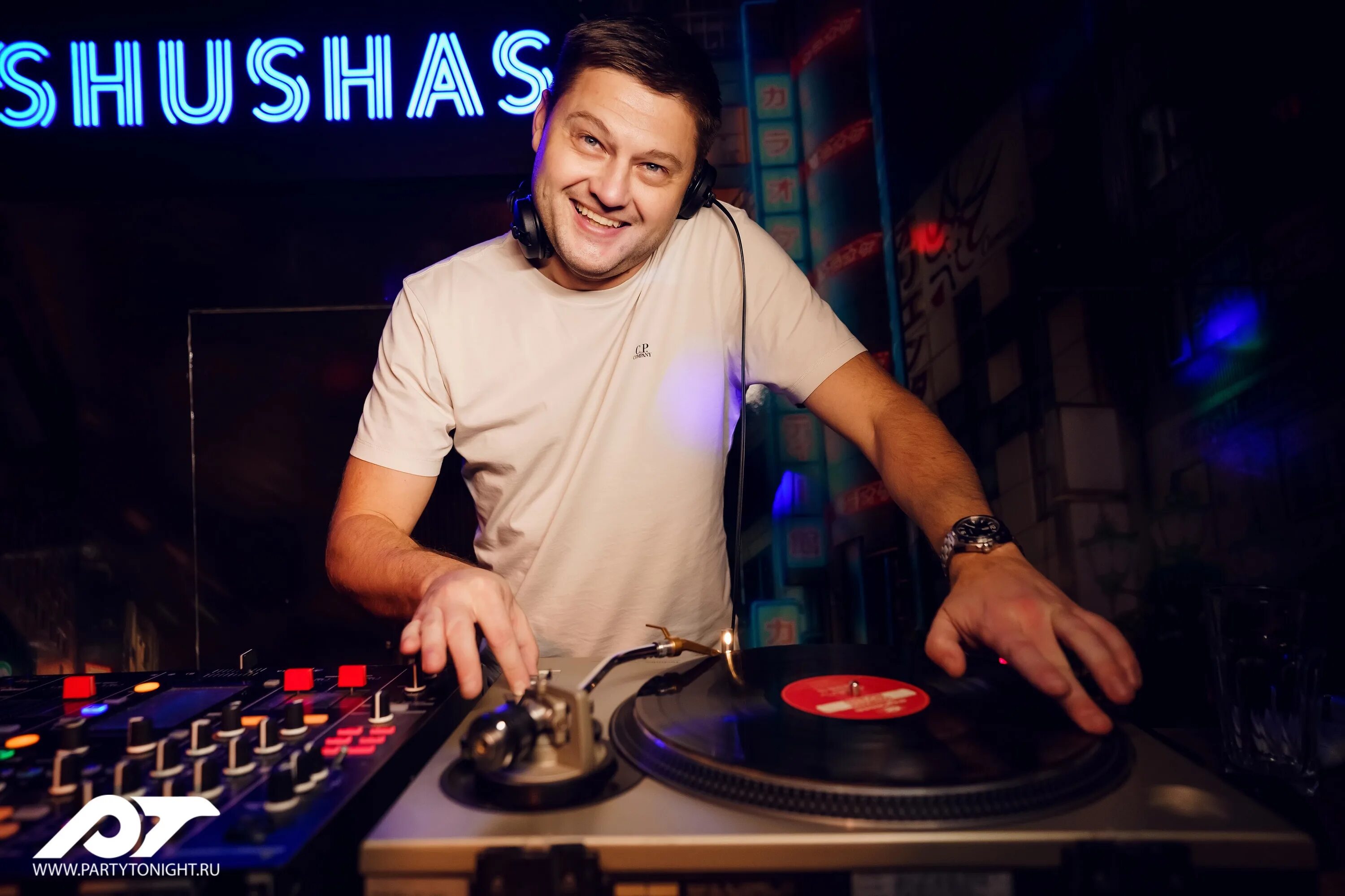 Shushas на пушкинской стенд ап зал. шишас бар на пушкинской. Shushas. Shushas, москва улица новый арбат 36. Shushas.