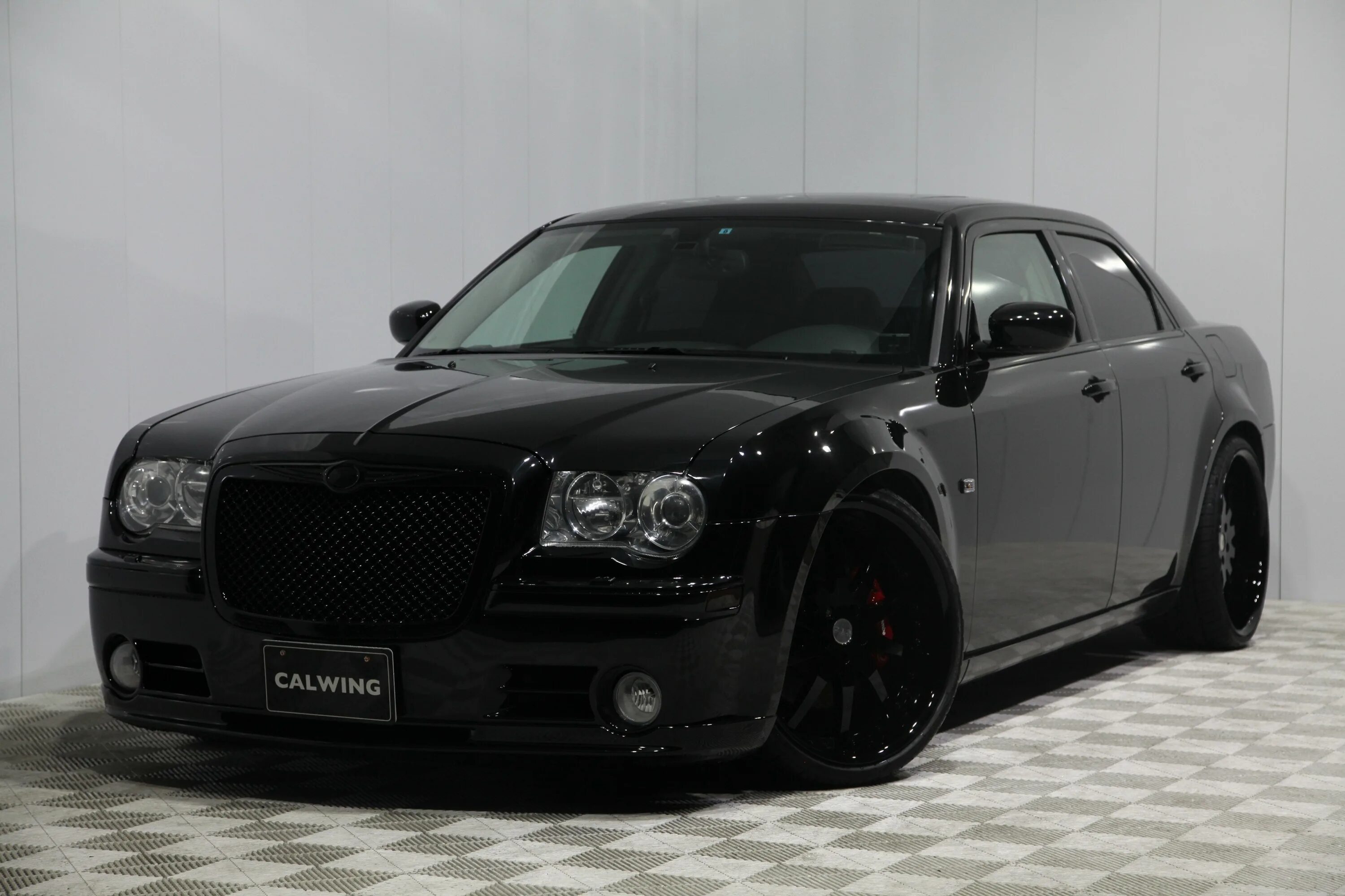 Тюнинг крайслера. Chrysler 300c Black. Chrysler 300c srt8. Chrysler 300c 300. Chrysler 300c черный.