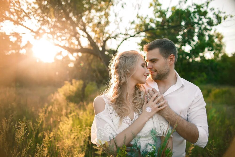 Love story сайт. Love story фотосессия. Образы для фотосессии пары. Проведение фотосессии. Лав стори в лесу пресеты.