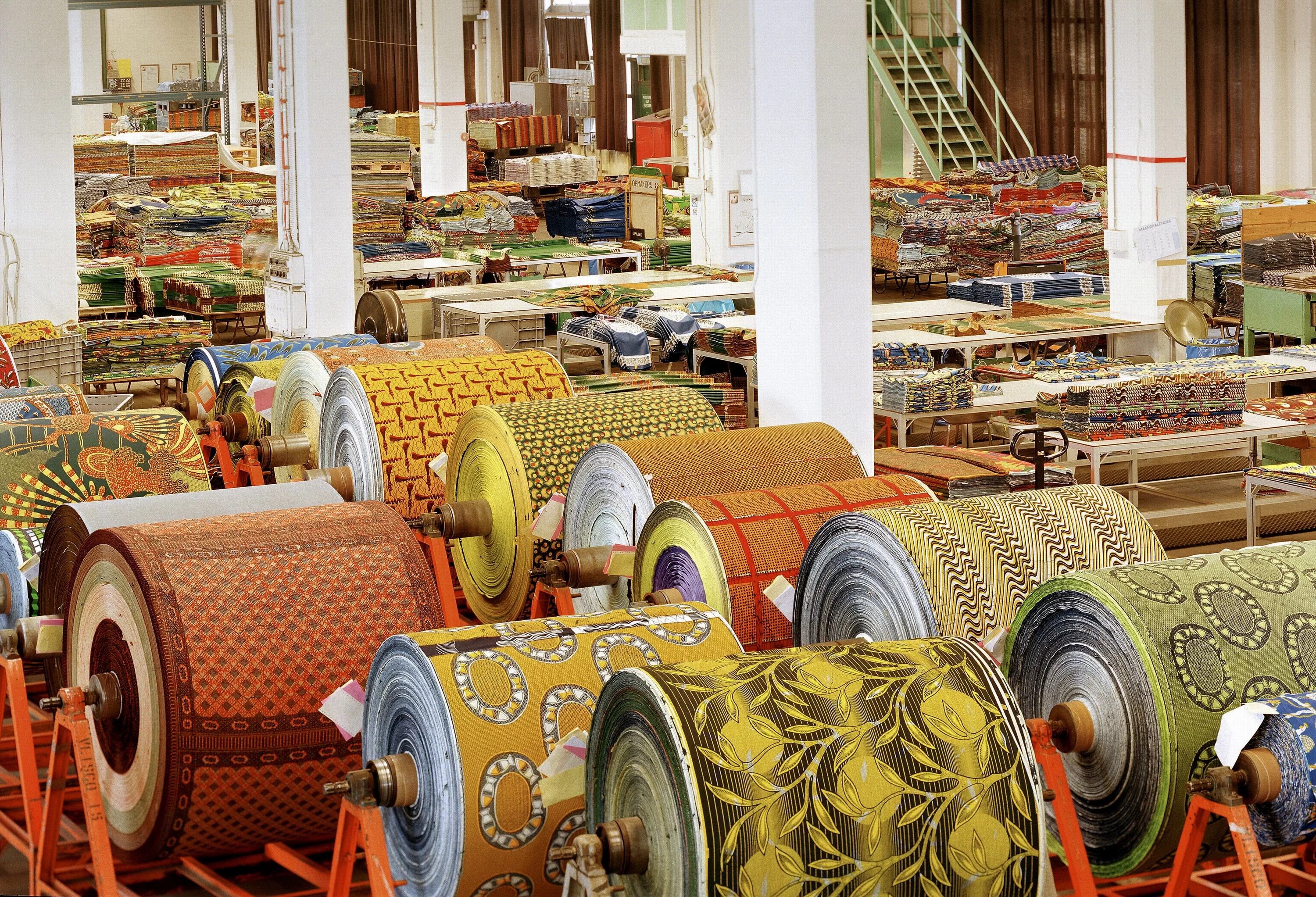 Текстильное производство. Текстильная промышленность. Текстиль промышленность. Легкая промышленность текстиль.
