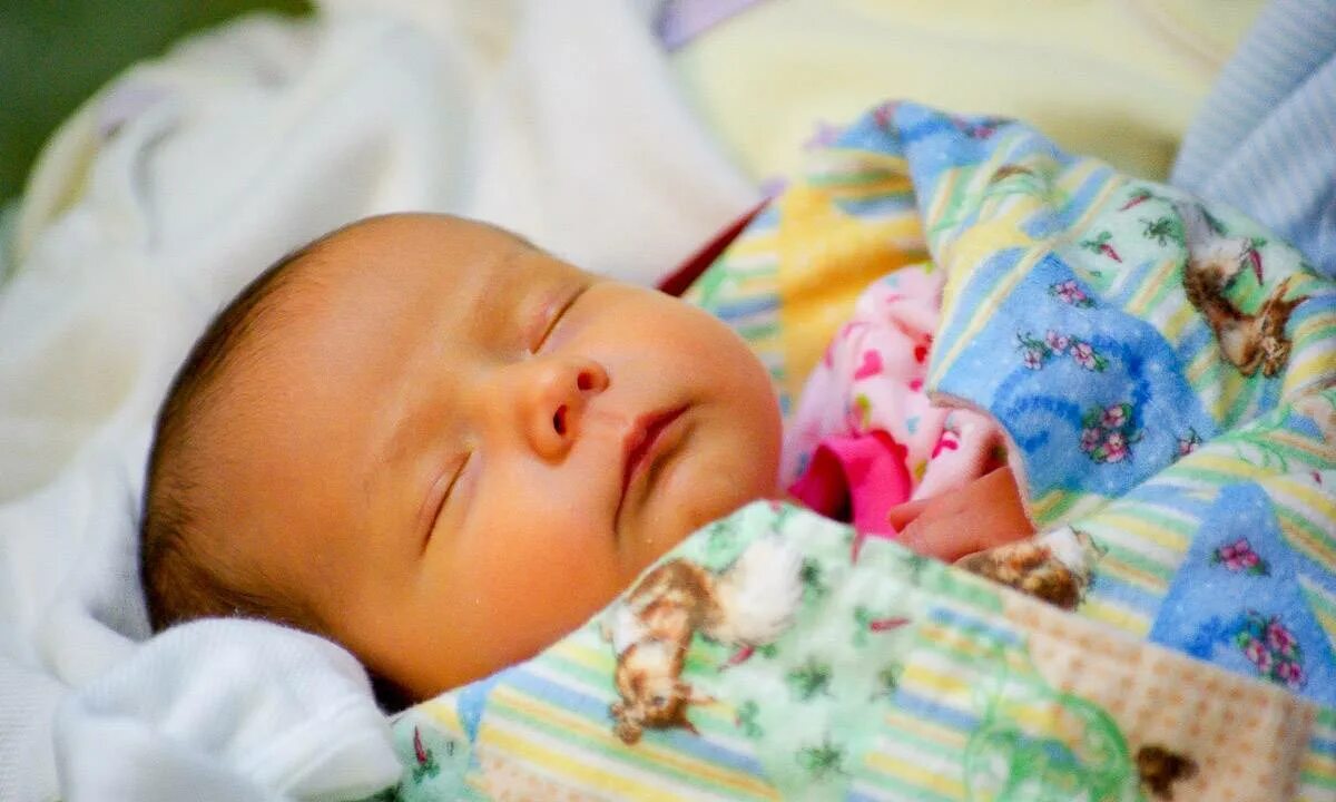 новорожденный. апноэ во сне у детей новорожденных. новорожденный плачет. грудничок икает. город новорожденный.