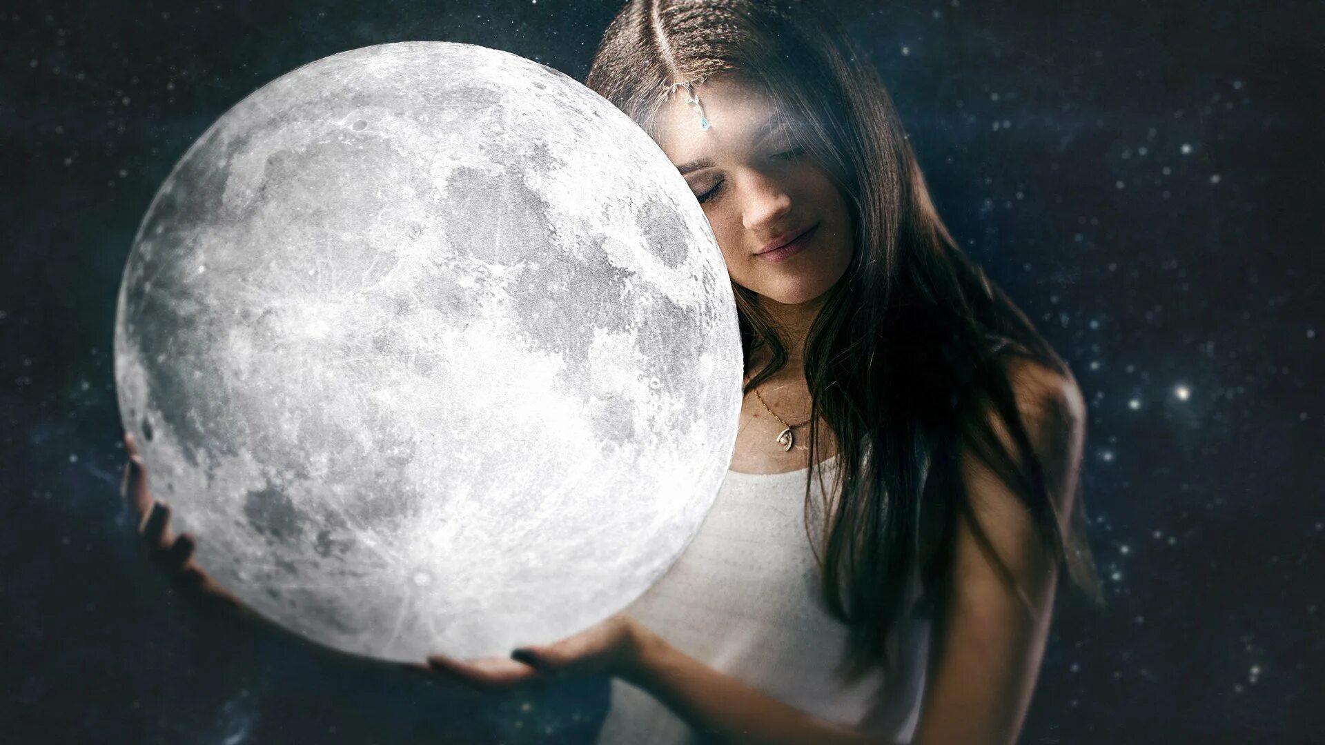 Девушка-Луна. Девочка на Луне. Девушка держит луну.