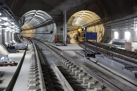 Метро стоит в тоннеле