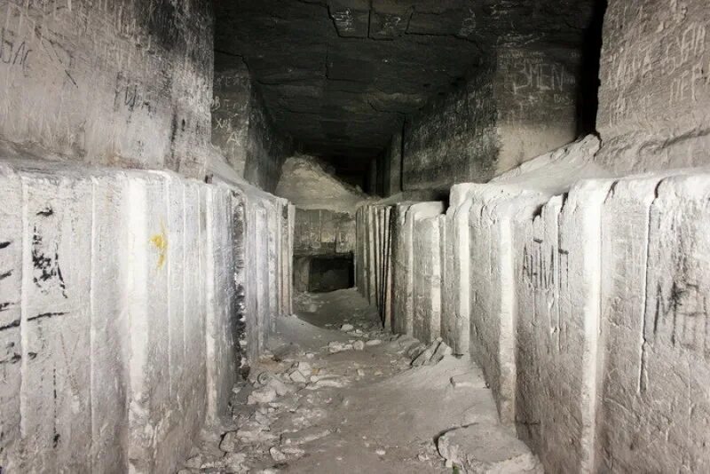 Старая каменоломня. Каменоломни в керчи старокарантинские. Старая каменоломня. Старица катакомбы. Аджимушкайские каменоломни.
