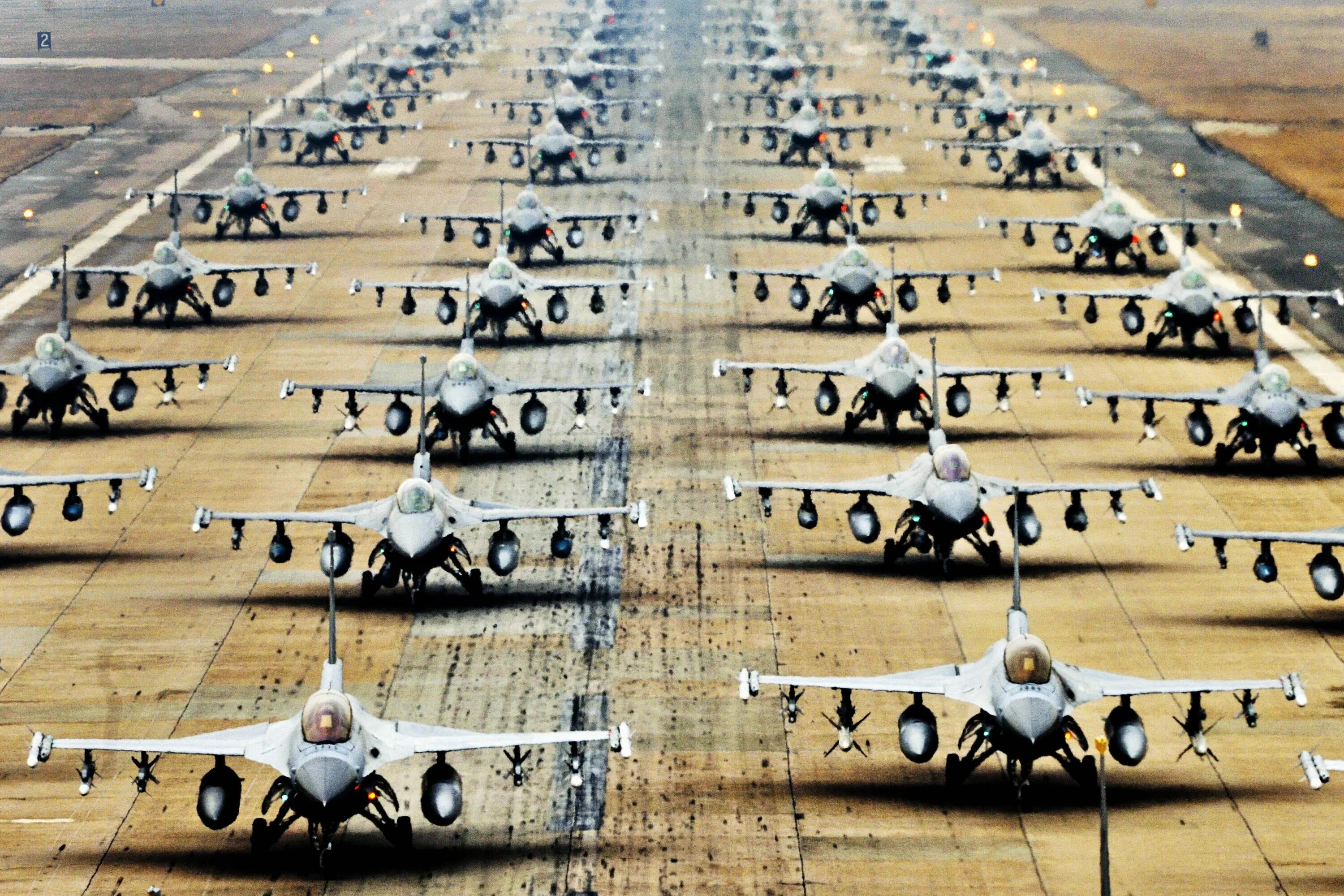 Огромное количество 6. Самолеты НАТО f16. Много военных самолетов. Военные самолеты США на авиабазе. Военный самолет на взлетной полосе.
