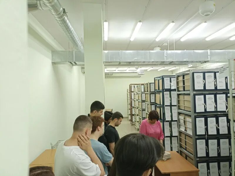 государственный институт психологии. архив студентов. изучение архивов. архив студентов. люди в библиотеке.