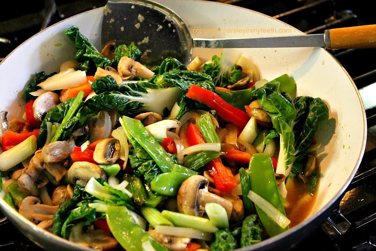Овощи стир Фрай. Овощи по тайски. Овощи жареные по тайски. Тайская кухня овощи. Овощи с соевым соусом свежие