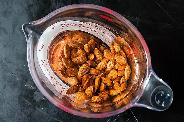 Орехи в воде. Лещина (фундук) тамбовский ранний. Замоченные орехи. Замачивание орехов. Фундук замоченный в воде.