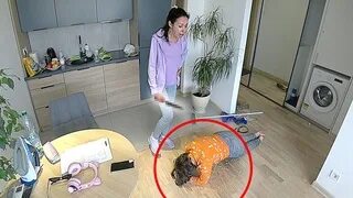 Издевается над дочерью