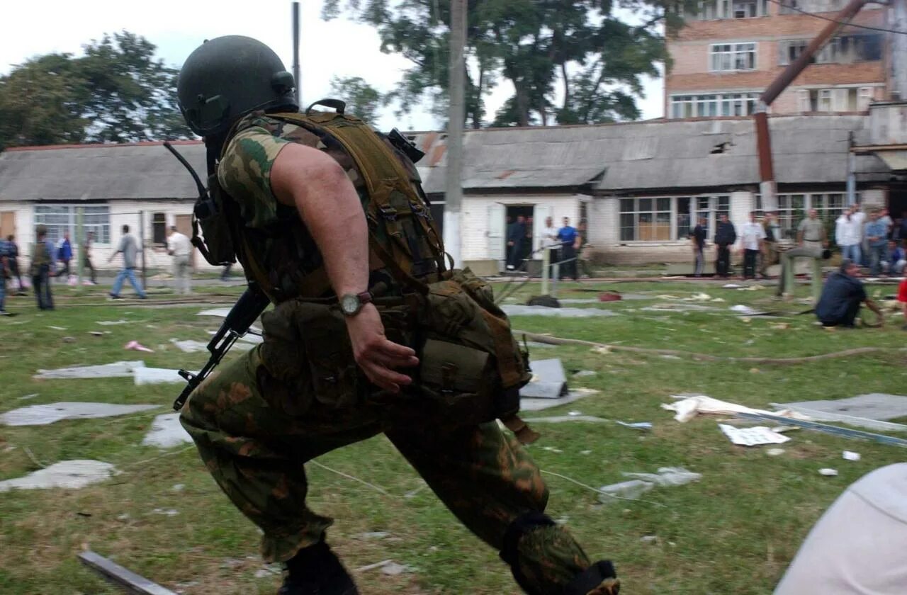 Нападение от лица террористов. Беслан 1 сентября 2004 штурм. Беслан 3 сентября 2004 штурм. Беслан 1 сентября 2004 Альфа.