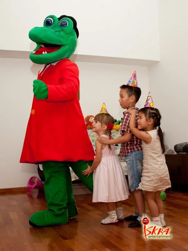 Детский костюм крокодила гены. Детский костюм чебурашки. Аниматор крокодил гена. Крокодил гена аниматор москва. Костюм аниматоров чебурашка и крокодил гена.