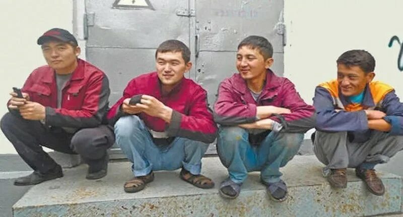 Толпа гастарбайтеров. Узбек строитель. Гастарбайтеры узбечки. Таджик и узбек. Узбек мем.