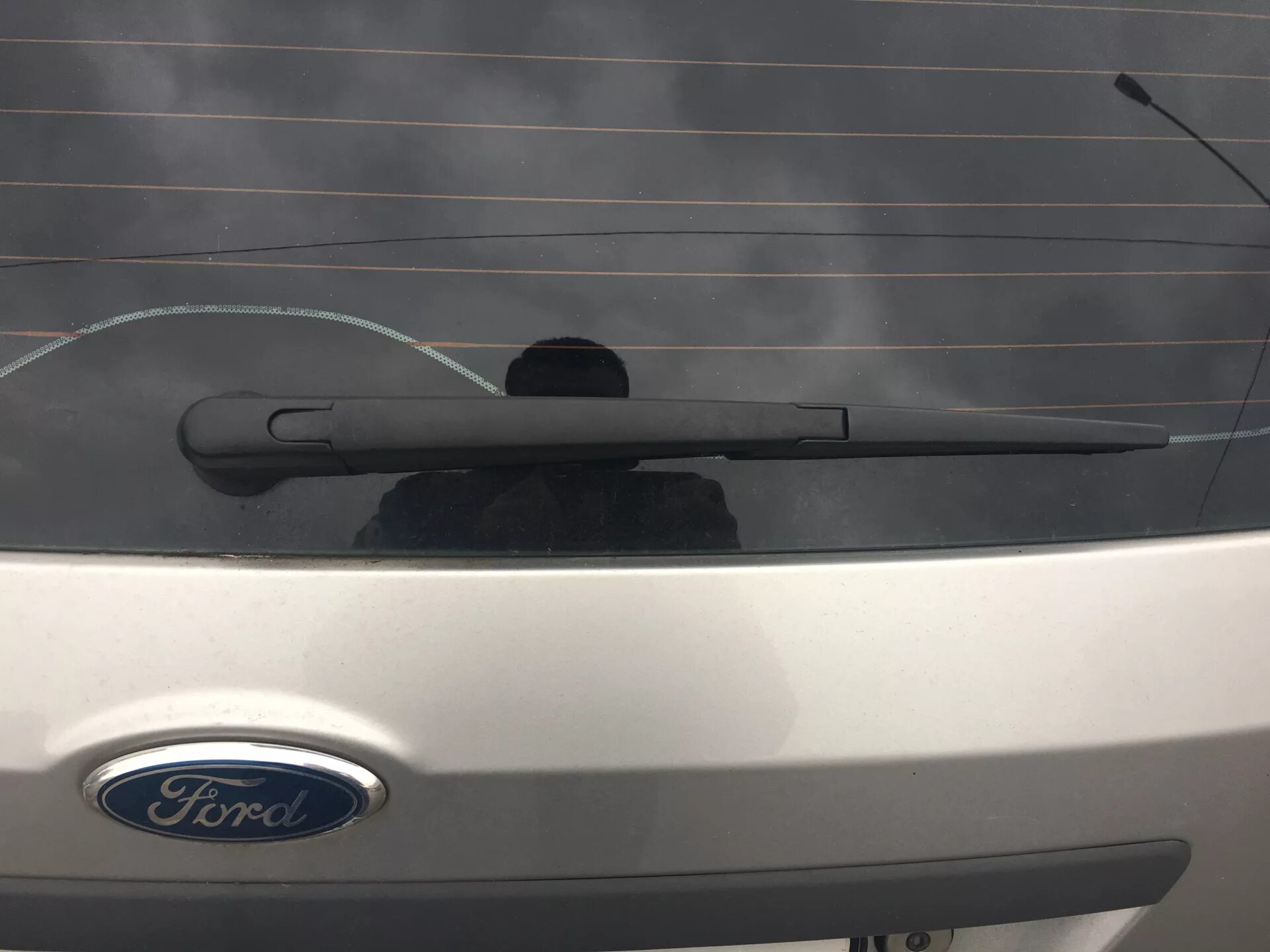Расположение щеток форд фиеста мк 5. Щетка стеклоочистителя задняя ford kuga 35 размер. Задний дворник форд фиеста. Форд фиеста 2012 задний дворник. Форд фьюжн 2006 щетки стеклоочистителя задний.