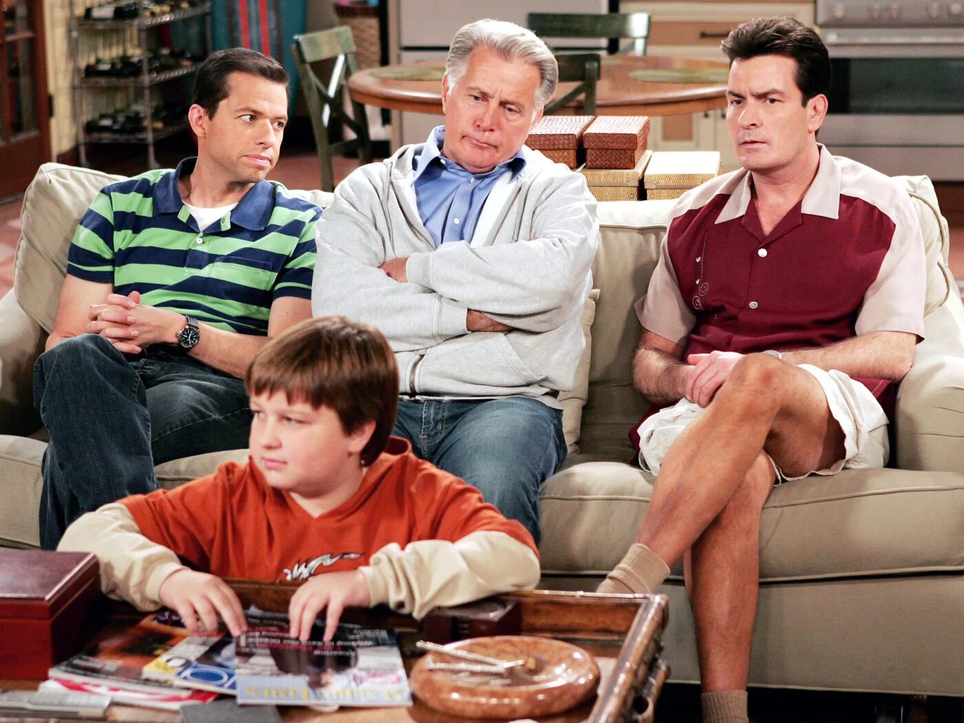 2. Два с половиной человека сер ив л. Чарли шин сериал два с половиной человека. Джон крайер 2 с половиной. Два с половиной человека сериал 2003–2015.