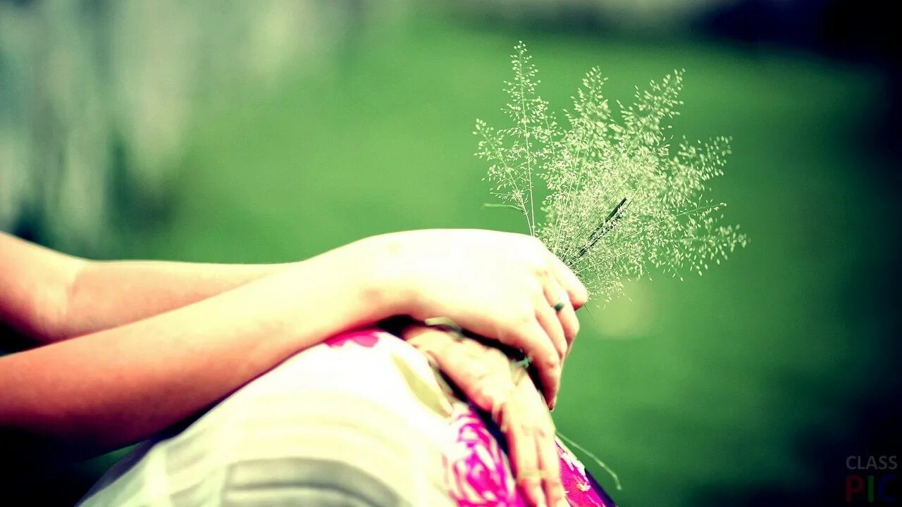Простота и красота. Красивая простота. Цветок на руку.. Трава в руке.