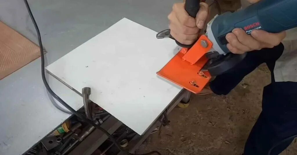 Запил под 45 инструмент. Заусовка плитки под 45 болгаркой. Запилить латунный профиль под 45 градусов. Запил керамогранита под 45 градусов. Станок для запила плитки под 45.