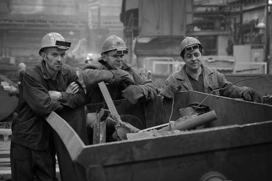 работяга с завода. рабочий класс 1920. детский труд в англии 19 век. сергей михайлович луппов 1893 1977. рабочие на заводе ссср.