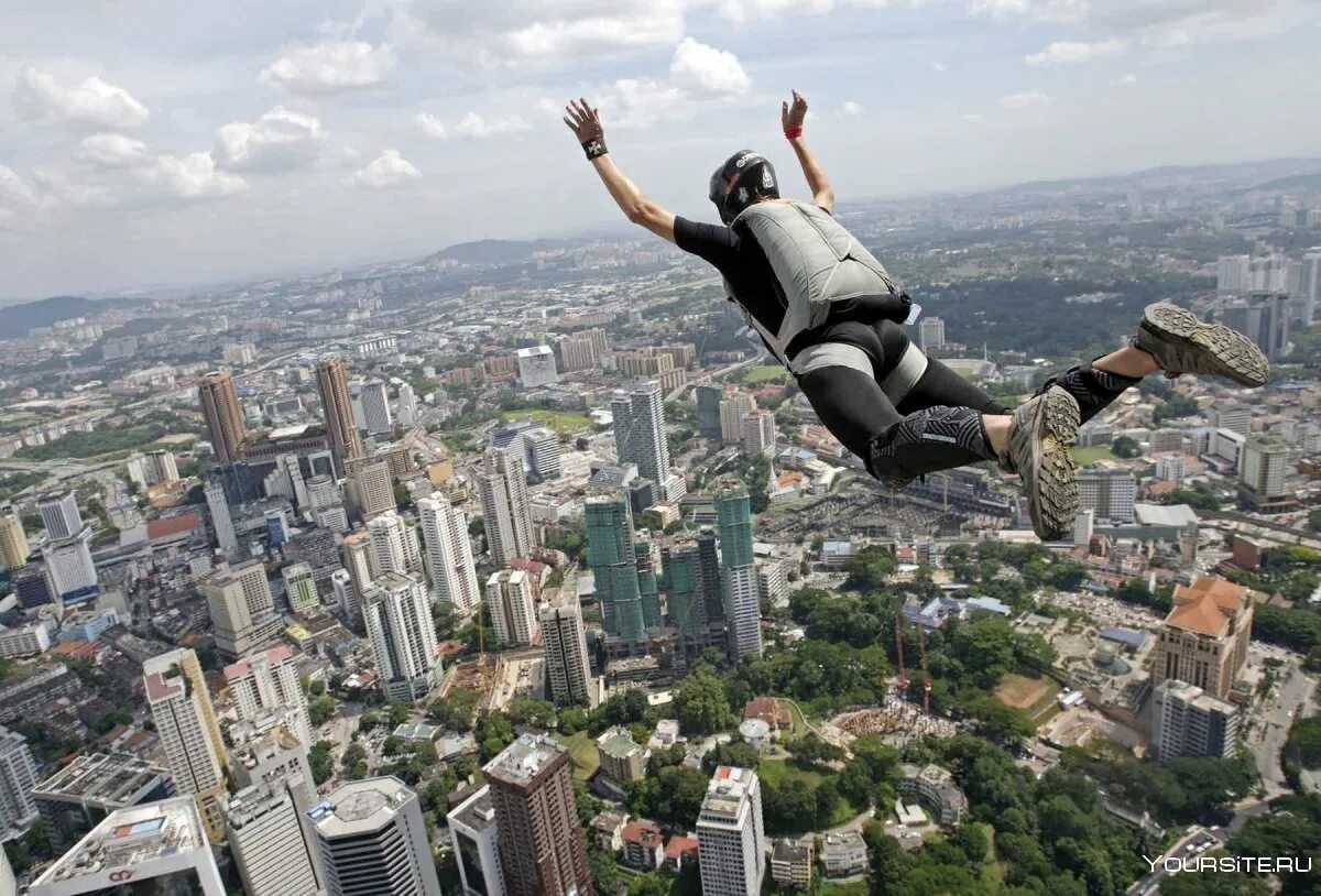 Прыжок со здания. Прыжок с небоскреба. Самый экстремальный спорт. Прыгает с небоскреба.