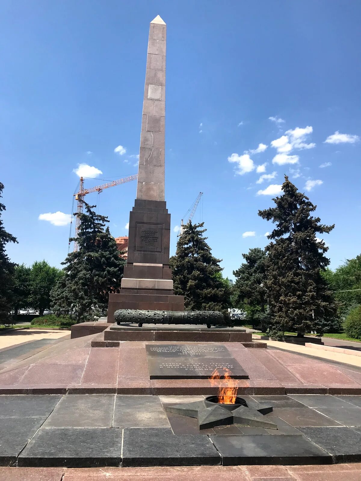 Площадь павших борцов 1. Площадь павших борцов волгоград. памятник на площади павших борцов в волгограде. аллея павших борцов волгоград. площадь павших борцов достопримечательности волгограда.
