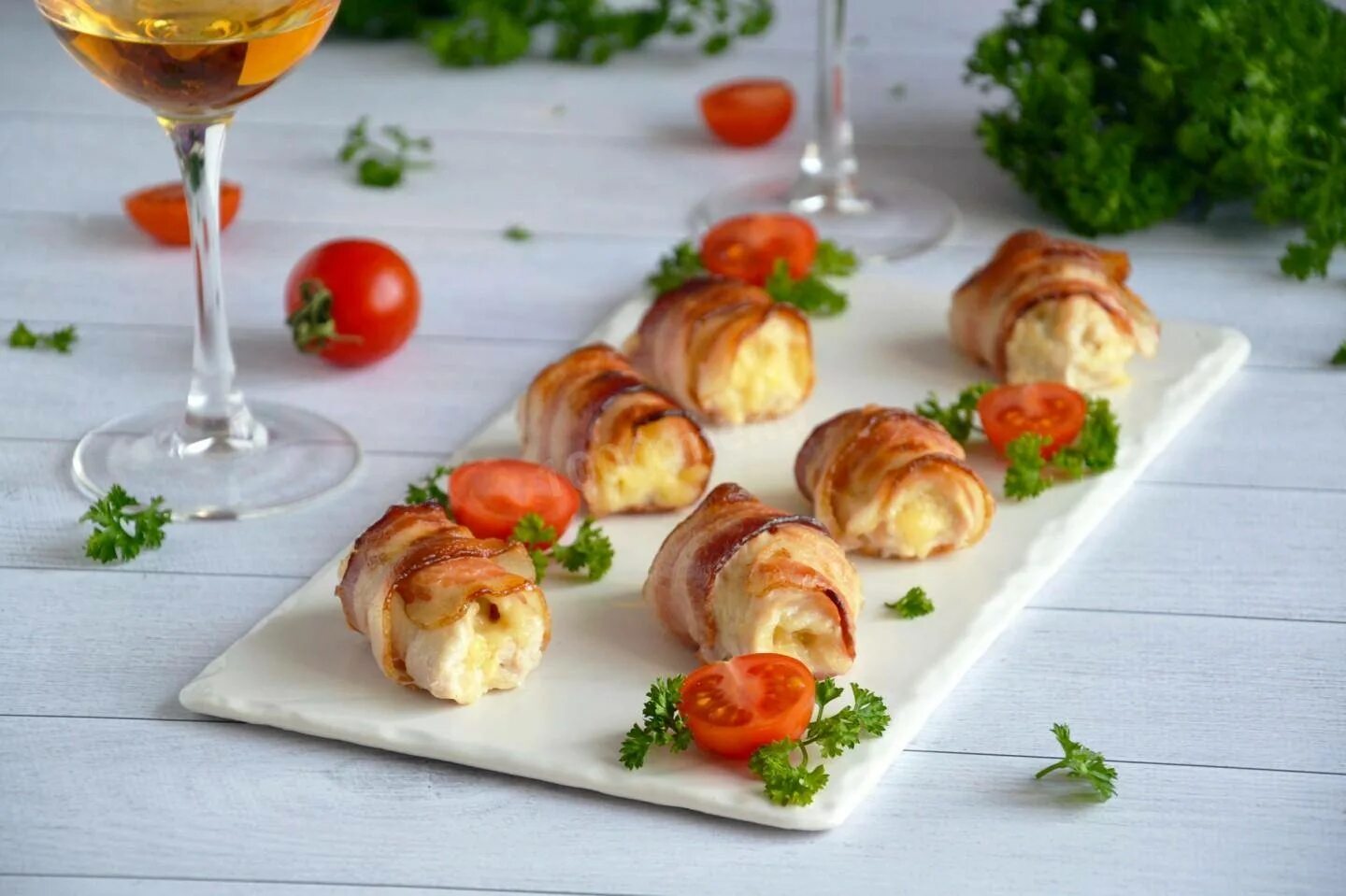 Рецепт куриного филе в беконе в духовке. Беконовые рулетики. горячие закуски. рулетики из бекона. куриные рулетики в беконе с сыром.