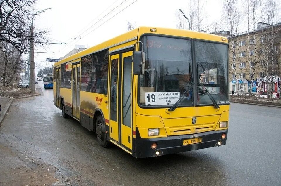 Желтый городской автобус. Автобус Ижевск. Автобус МАЗ желтый. Жёлтые автобусы ИПОПАТ.