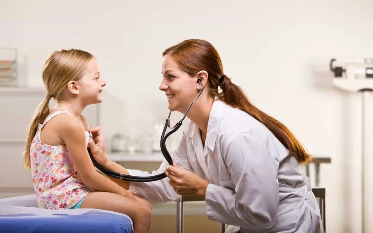 Детские врачи цена. Осмотр врача педиатра. Ребенок на приеме у врача. Врач осматривает ребенка. Врач и ребенок.