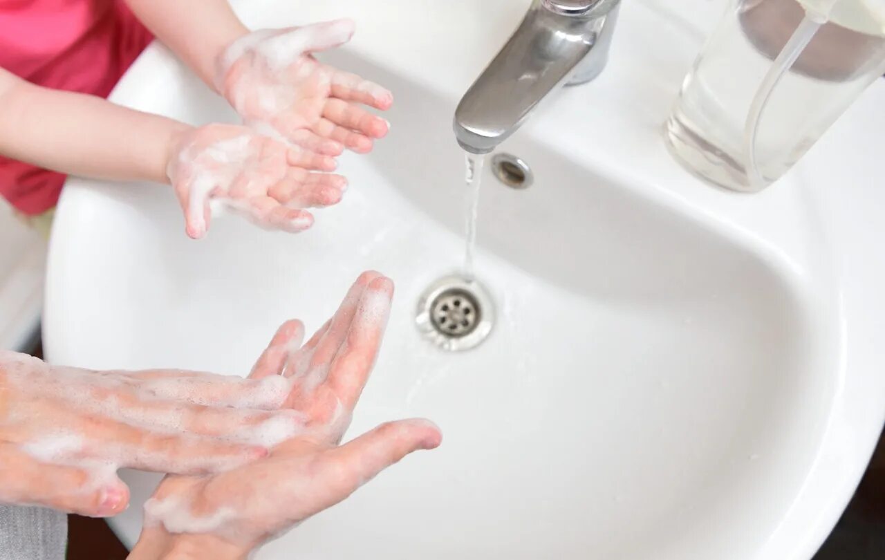 Мою руки 3 минуты. Мытье рук для детей. Детские руки моются. Мытье рук с мылом ребенок. Ребенок моет руки с мылом.