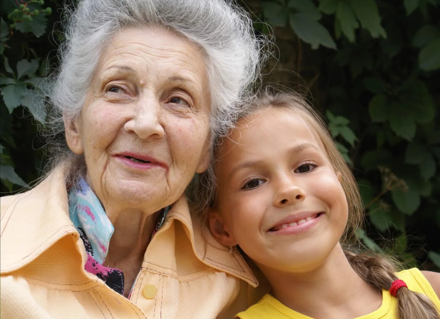 18 летнюю внучку. Бабушка и внучка. Бабушка и внучка Сток. Португальская бабушка с внучкой. Азербайджанская бабушка c внучкой.
