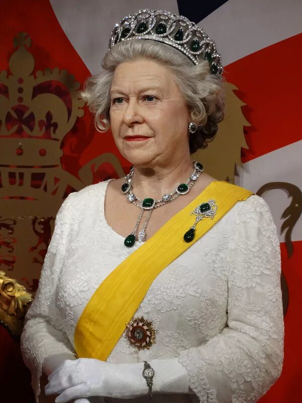 Королева картинки. Куин Королева. Елизавета 2 на троне. Королева Елизавета 2 восковая. Королева Елизавета 2 злая.
