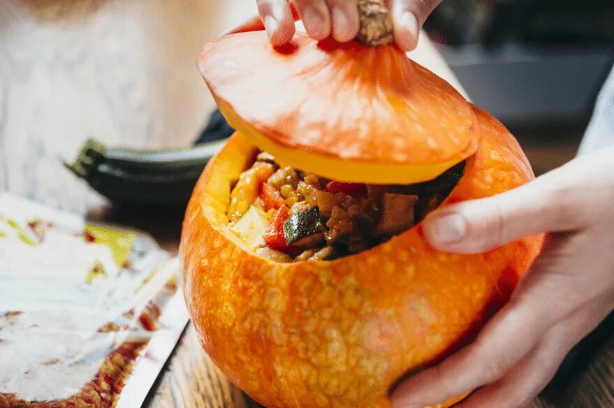 Какую тыкву запекают в духовке. Тыква акорн фаршированная мясом. тыква фаршированная курицей. тыква фаршированная овощами. курица в тыкве запеченная в духовке.