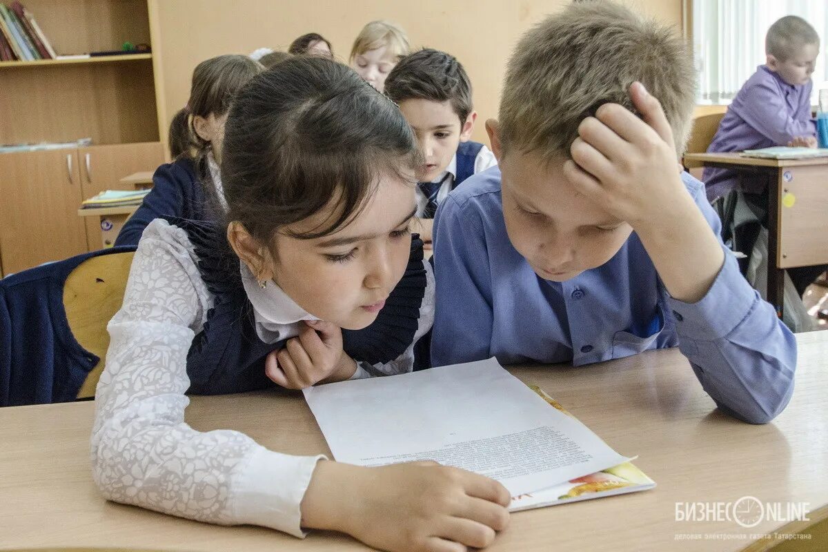 Однажды в школе на уроке. Ученики на уроке. Школьники на уроке. Школьники на уроке русского языка. Ученик.