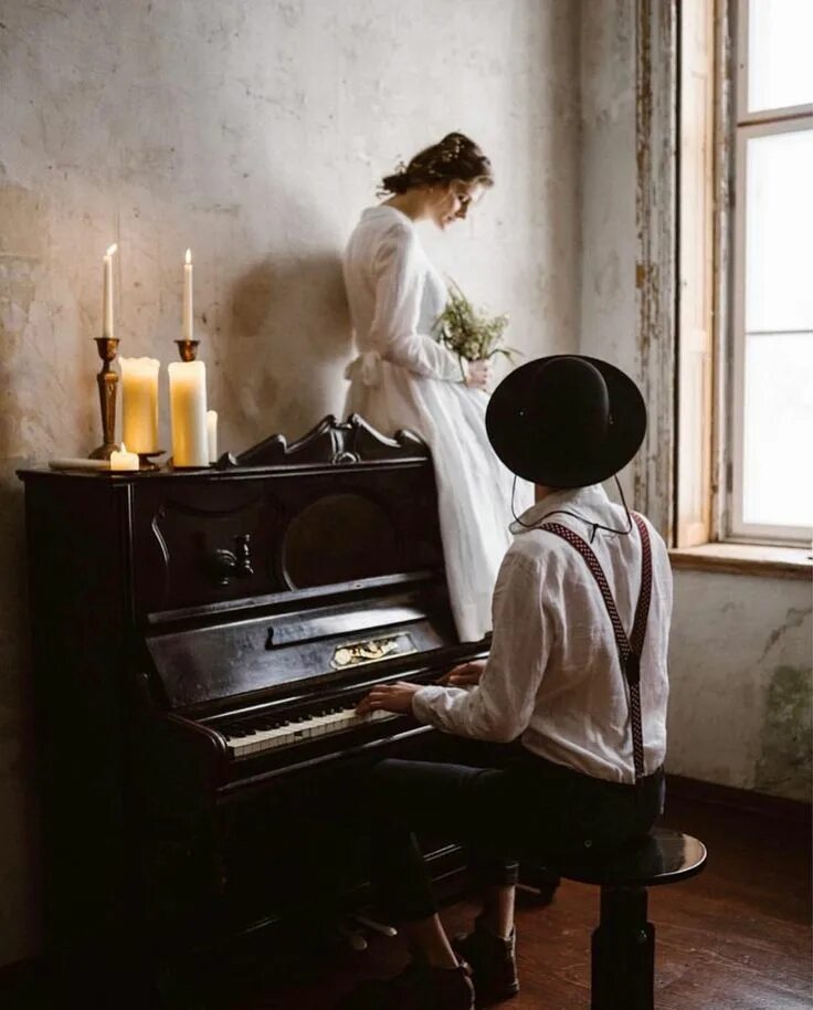Look she playing the piano