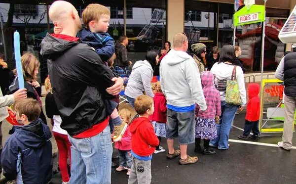 Стоим в очереди в детский. Очередь на место в детском саду. Ребенок в очереди в поликлинике. Стоим в очереди в детский. Стоим в очереди в детский.