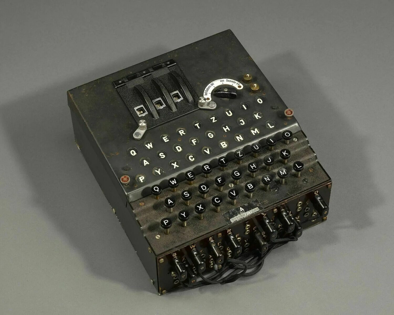 Энигма шифромашина. Энигма немецкая шифровальная машинка. Энигма м 4. Шифровальная машина м-101 изумруд.