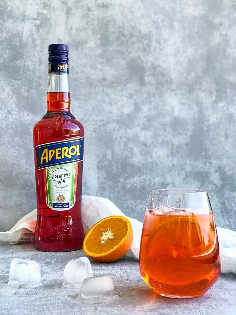 С чем пьют апероль в домашних. Апероль шприц ликер. Aperol Вермут. Апероль Горький апельсин. Плед Aperol Spritz.