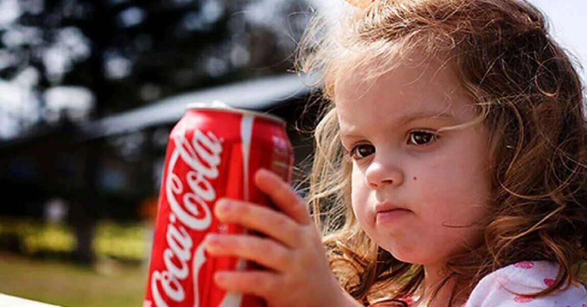 Человек пьющий колу. Дети пьют газировку. Дети пьют Кока колу. Кока кола для детей. Дети пьющие газировку.