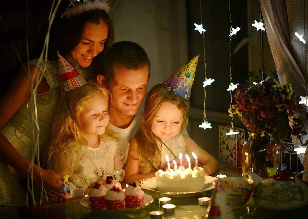 Традиции празднования дня рождения в россии. Семейные праздники. Семейный праздник день рождения. Семья празднует день рождения. С праздником семьи.