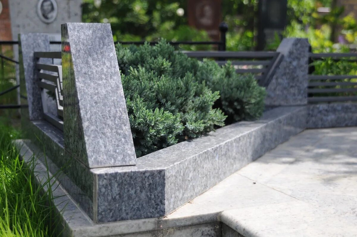 мемориальный комплекс на кладбище. памятник могильный 3д. создание мемориальных комплексов. проекты памятников на могилу. комплексы на кладбище.