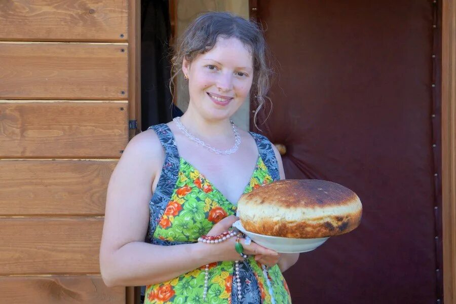 Женщина печет хлеб. Женщина в деревне. Сельская девочка печет хлеб. Таня в деревне. Баба печёт хлеб.