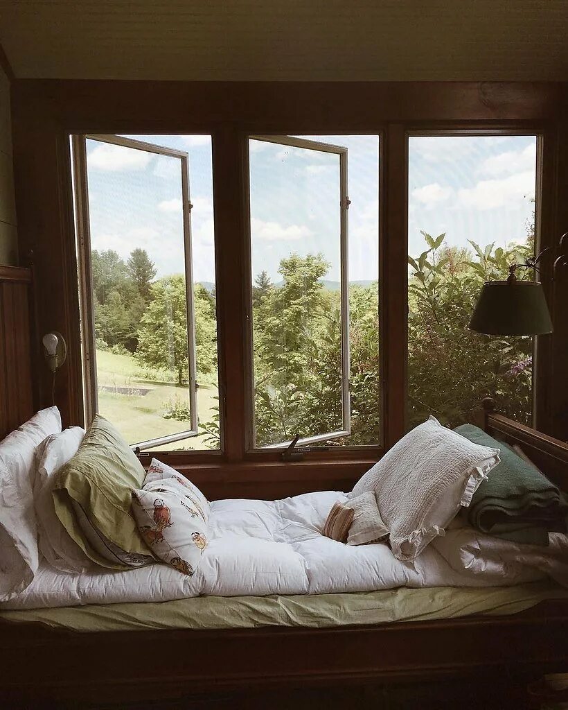 Рядом в постеле. Кровать у окна. Кровать возле окна. Уютная комната. Кровать у окна в спальне.