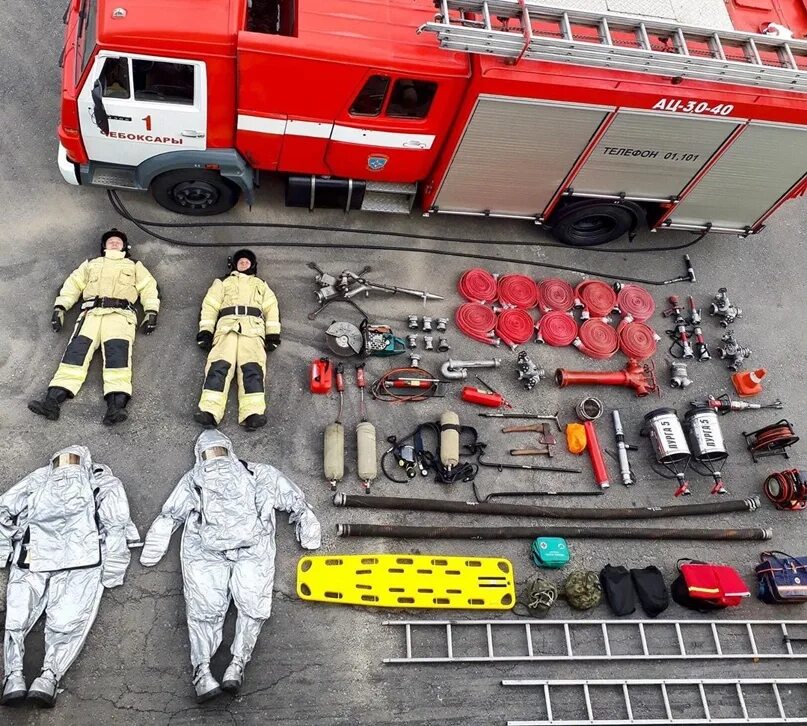 Спасатели пожарная машина. Конструктор м38 пожарная машина. Пожарник и пожарный. Пожарная машина scania p300. Спасатели пожарная машина.