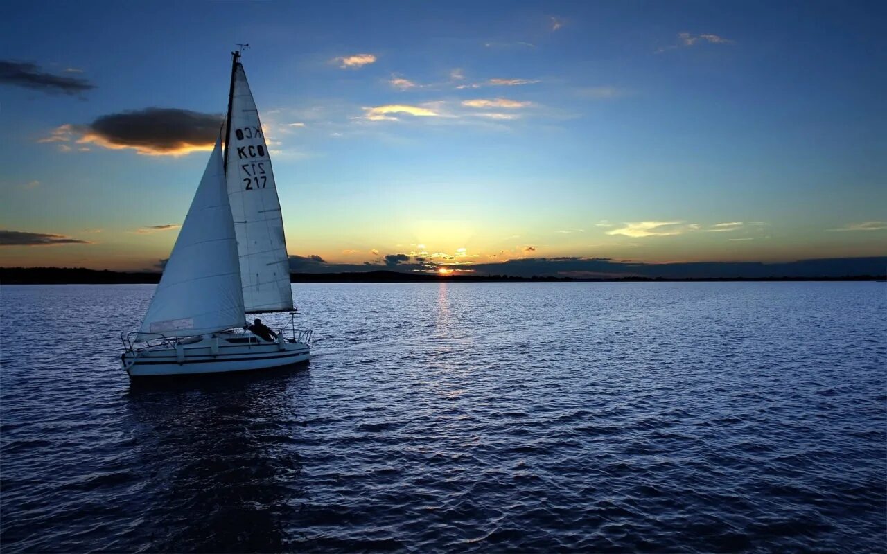 Штиль бриз. Парусник швертбот. Парусная яхта в море. Швертбот sailboat. Парусная яхта Катран.