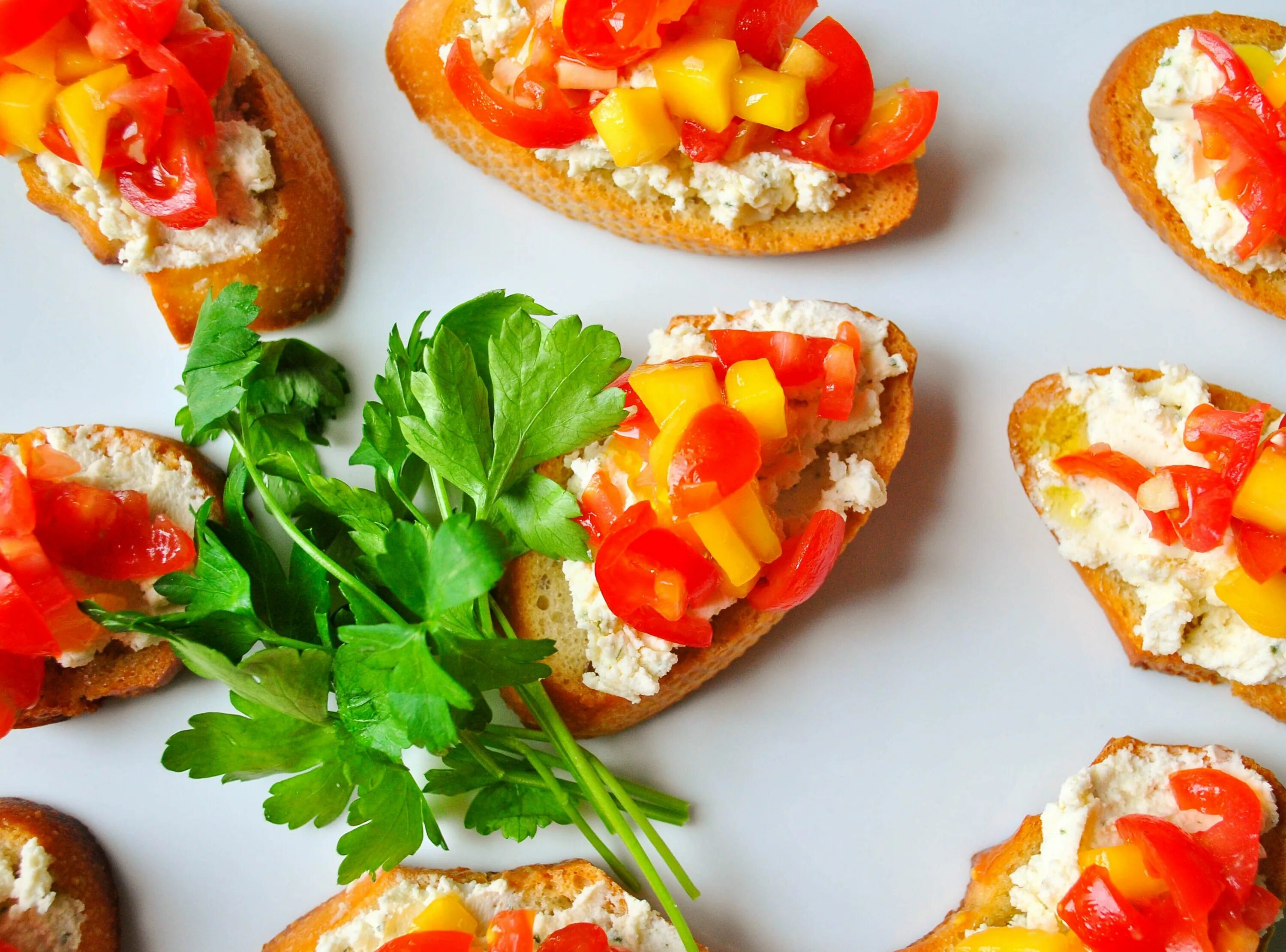 Порционное горячее на праздничный стол в духовке. Вкусные брускетты на праздничный стол. Кухня наизнанку праздничный стол. Кухня наизнанку праздничный стол. Украшение салата огурцом.