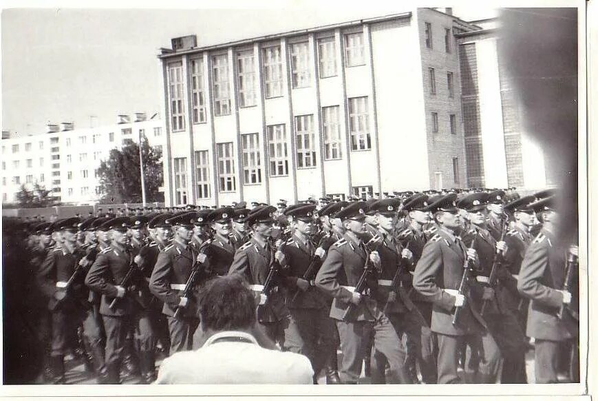 Высшее зенитное ракетное училище. ЭВЗРКУ ПВО выпуск 1992. Энгельсское ракетно-зенитное училище. Энгельсское высшее зенитное ракетное командное училище ПВО. ЭВЗРКУ выпуск 1992 года.