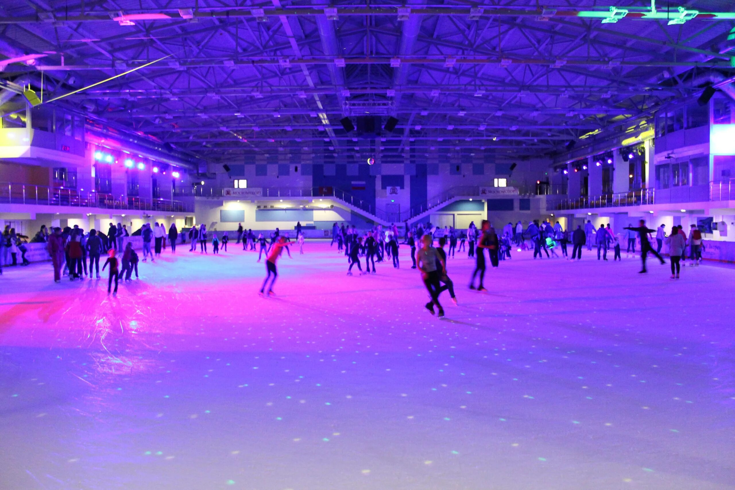 Ледовый дворец санкт-петербург каток. Крытые коньки в москве. Крытый каток. Ледовая арена партиком тюмень. Ледовый дворец москва каток.