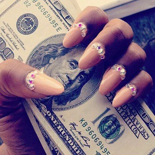 Ногти с деньгами. Ногти с долларами. Маникюр с долларом. Маникюр с изображением денег. Денежные ногти март 2024
