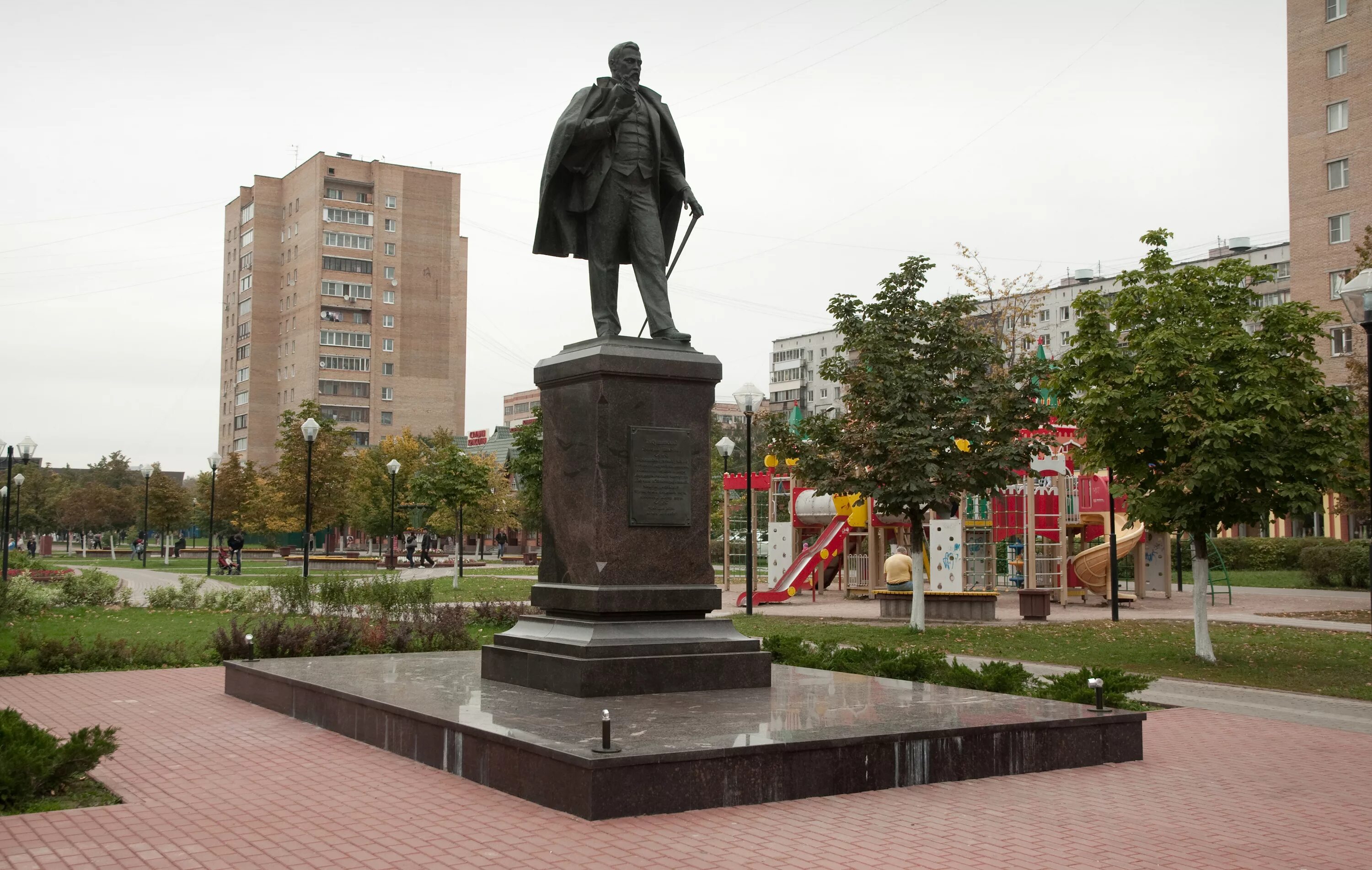 Памятник Дмитрию Павловичу Рябушинскому в городе Железнодорожный. Рябушинский Железнодорожный памятник. Балашиха микрорайон Железнодорожный памятник. Памятники города Железнодорожный Московской области. Город железнодорожный московская фото