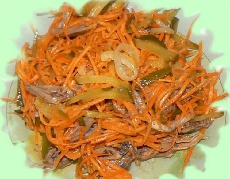 Морковь с куриными сердечками. Салат с куриными сердечками и корейской морковью. салат с куриными сердечками корейской морковкой. салат из куриных сердечек и корейской моркови. салат с корейской морковкой и сердечками.