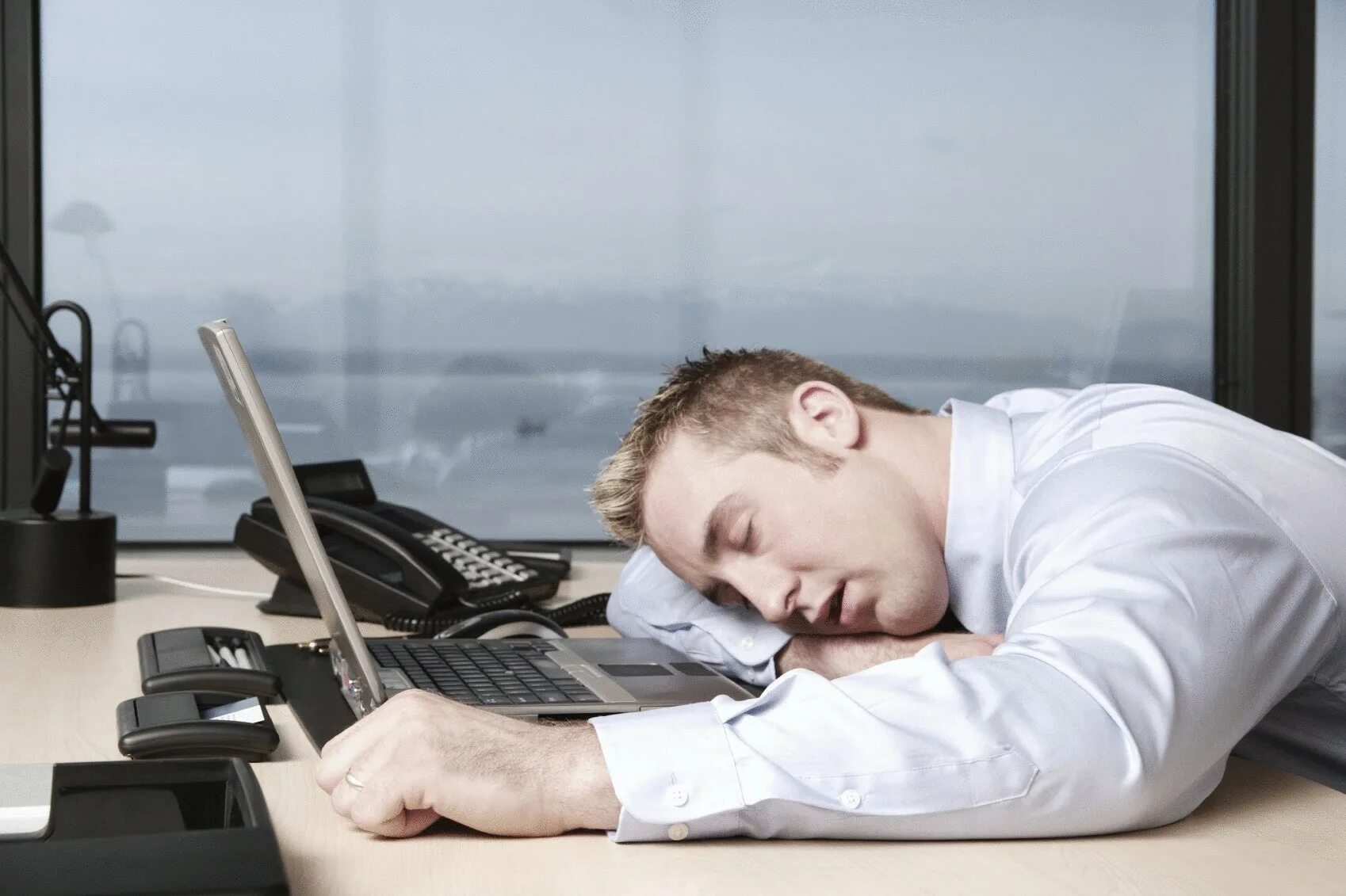 Отдохнуть после обеда. Усталость. Уставший человек. Переутомление за компьютером. Отдых от работы.